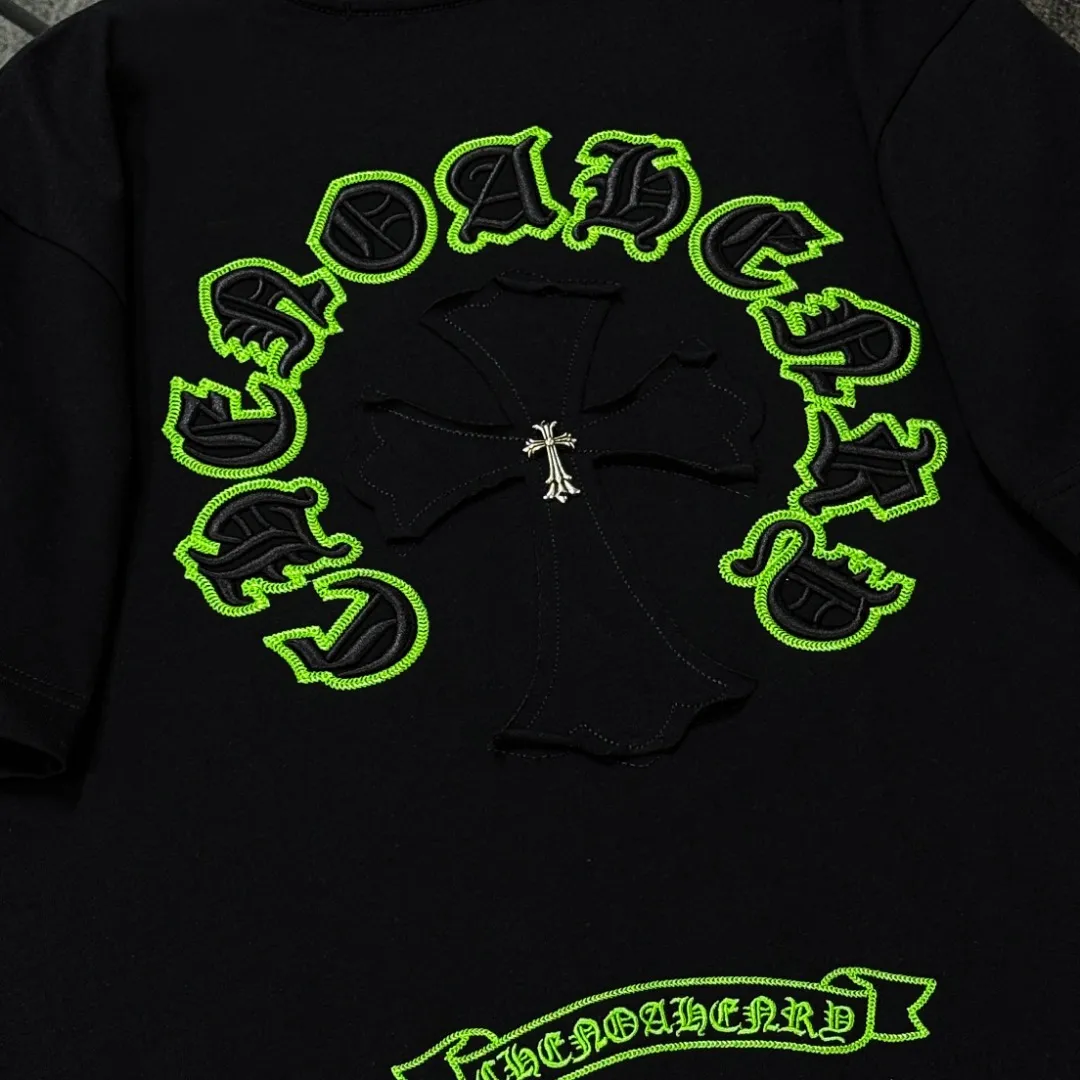 P180 Chrome Hearts 25 high-end versions. The fabric is made of 300 grams of high-density pure cotton. It does not deform or shrink. It has three labels. It is the same style for men and women. Technology: patch embroidery + original development hardware. Color: white, black. SIZE: S-XL.